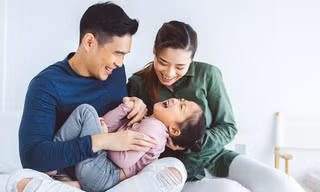 Nếu ba mẹ lỡ không may chệch đường đi lạc xa mình, hãy chỉ dẫn, hãy kéo tay ba mẹ với nhé!