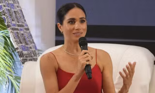 Dù đã từ bỏ tước vị Hoàng gia, Meghan Markle vẫn bị xét nét chuyện ăn mặc