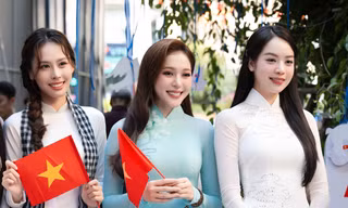 Hoa hậu Thanh Thủy, Á hậu Ngọc Hằng tặng cờ, bưu thiếp cho du khách quốc tế