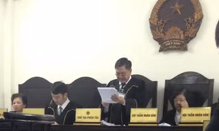Chủ tọa phiên tòa tuyên án.