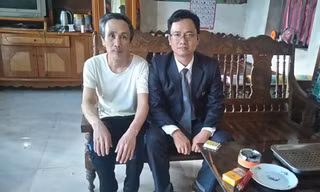 Ông Hàn Đức Long (trái) và người bào chữa cho mình - luật sư Ngô Ngọc Trai