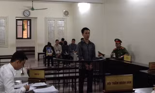 Nguyễn Vũ Hinh trước vành móng ngựa.