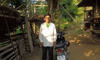 Anh Muôn đứng cạnh chiếc xe dùng để chở thi thể em gái.