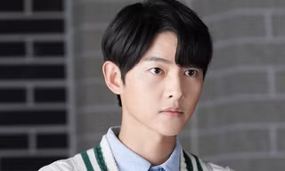 Bị netizen 'quay lưng' vì mặc xấu, Song Joong Ki bất ngờ đáp trả với màn 'quay xe bá đạo'