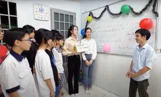Vẻ đẹp của người thầy giáo công nhân Hoàng Trọng Khánh 13 năm dạy học miễn phí cho trẻ em nghèo 