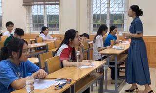 Công an kiểm tra máy trợ thính của thí sinh thi tốt nghiệp