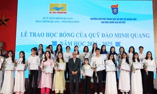 Sinh viên xuất sắc, tích cực hoạt động Đoàn, Hội nhận học bổng 