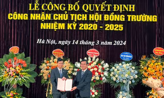 Trao quyết định bổ nhiệm Chủ tịch Hội đồng trường Trường Đại học Sư phạm Hà Nội cho PGS Nguyễn Văn Hiền