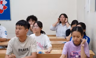 Một 'chọi' mười để đua vào Trường THPT Chuyên Ngoại ngữ