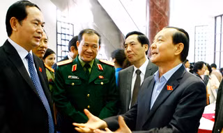 Đại biểu Quốc hội trao đổi bên hành lang hội trường