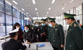 Đoàn công tác Bộ Tư lệnh BĐBP kiểm tra, nắm tình hình kiểm soát dịch viêm phổi tại Cửa khẩu quốc tế Móng Cái, sáng 29/1. ẢNH: NGUYỄN MINH