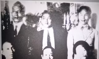 Phan Chu Trinh (ngồi giữa) và các nhà yêu nước Lê Văn Xao (người đứng bên trái) và Lê Văn Thuyết (người đứng bên phải) năm 1922. (Tư liệu của Khu lưu niệm Phan Chu Trinh)