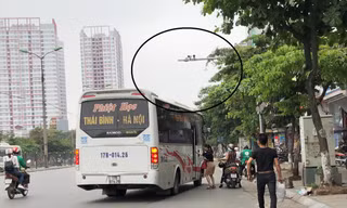 Có camera nhưng sáng 10/4 xe khách 17B-014.26 - nhà xe Phiệt Học vẫn dừng để bắt nhiều khách. Ảnh: A.Trọng