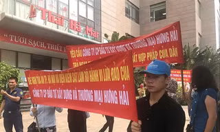 Người dân căng băng rôn đòi hơn 200 tỷ bị chiếm đoạt vì dự án “ma”
