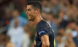 Ronaldo bật khóc tức tưởi khi nhận tấm thẻ đỏ tranh cãi 