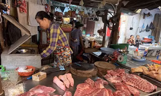 Thịt lợn bán ở chợ dân sinh Hà Nội. Ảnh: H.M