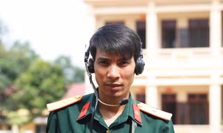 Thiếu tá Hoàng Thanh Hà cùng sáng kiến “Máy điện thoại HA14” đạt giải Ba toàn quân. ẢNH: BÙI HIỆP