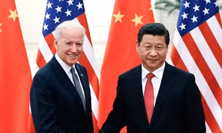 Chủ tịch Trung Quốc Tập Cận Bình và ông Joe Biden tại cuộc gặp ở Thủ đô Bắc Kinh, Trung Quốc tháng 12/2013. Ảnh: AP