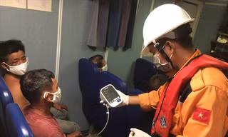 Ông Hoa không nén được nước mắt khi kể về các bạn chài đã bỏ mình trên biển