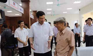 Ông Nguyễn Đức Long, Chủ tịch UBND tỉnh Quảng Ninh trò chuyện với người dân tại Trung tâm hành chính công TP. Cẩm Phả