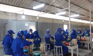 Các kíp công nhân đang thực hiện công đoạn nhồi, nén thuốc pháo. Ảnh: Nguyễn Minh