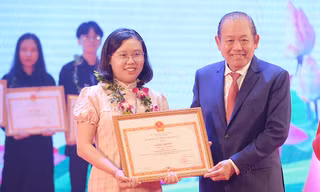 Những học sinh, thanh niên dân tộc làm tươi sáng bản làng