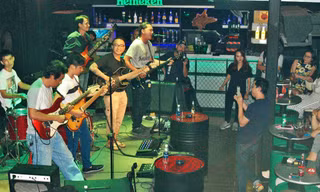 Nghệ sĩ Hoàng Tuấn (trái) và học trò. Ảnh: Trần Nguyên Anh