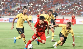 Công Phượng nhảy múa giữa hàng phòng ngự Malaysia. Ảnh NHƯ Ý 