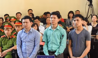 Bị cáo Trần Văn Sơn, Hoàng Công Lương, Bùi Mạnh Quốc tại phiên tòa liên quan đến sự cố chạy thận. Ảnh: Nguyên Khang
