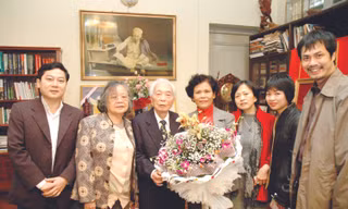 Bà Phạm Thị Xuân Khải (thứ 3 phải sang) cùng các nhà báo Tiền Phong thăm Đại tướng Võ Nguyên Giáp