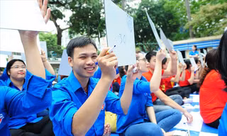 Đoàn viên tìm hiểu kiến thức dưới hình thức thi Rung chuông vàng. Ảnh: Xuân Tùng 