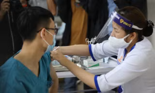 Tiêm vắc-xin phòng COVID-19 cho nhân viên y tế. Ảnh: Như Ý