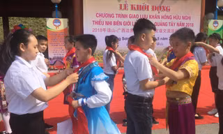 Sôi nổi chương trình “Khăn hồng hữu nghị” giữa thiếu nhi biên giới. Ảnh: Duy Chiến