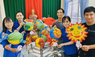 Những chiếc đèn ngộ nghĩnh được các bạn trẻ làm từ vật liệu tái chế tặng thiếu nhi. Ảnh: PV 