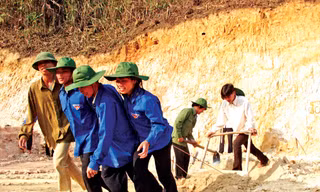 TNTN trên công trường Thanh niên Tà Si Láng (Yên Bái) 2003. Ảnh: Hồng Vĩnh