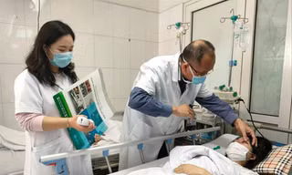 Bác sĩ Nguyễn Hồng Hà kiểm tra lại thị lực cho bệnh nhân H. Ảnh: Thái Hà
