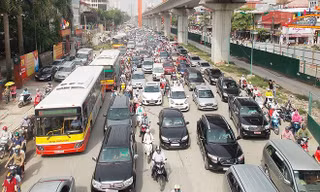 Metro chậm tiến độ đã khiến cho ùn tắc giao thông ngày càng nghiêm trọng Ảnh: A.Trọng