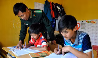Hai em nhỏ mồ côi cha mẹ được Đồn Biên phòng Thu Lũm (Lai Châu) nhận nuôi dưỡng trong chương trình Nâng bước em tới trường. ẢNH: PV