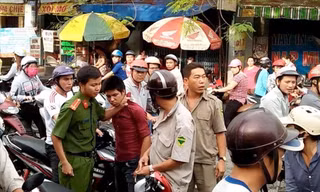 Công an TPHCM phối hợp quần chúng nhân dân khống chế một đối tượng có hành vi cướp giật. Ảnh: CACC