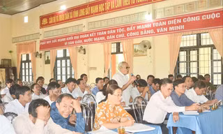 Người dân địa phương phản đối việc tiếp tục tập kết rác thải tại bãi rác tạm thôn Cây Sy​ trong cuộc đối thoại ngày 26/2
