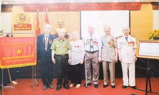 Ông Trương Tiến Ba (người thứ 2 từ trái qua phải) cùng đồng đội đơn vị trong lần gặp mặt tại Hải Phòng. Ảnh: Nhân vật cung cấp