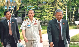 Ông Nguyễn Khoa Điềm (bìa phải)