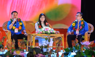 Bác sỹ Nguyễn Ngọc Sang, Nguyễn Phương Thảo và Nguyễn Hữu Hào (từ phải sang trái) tại chương trình giao lưu. Ảnh: Hoàng Mạnh Thắng