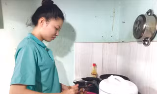 Nguyễn Thị Hồng Thắm, công nhân công ty Huê Phong lo lắng khi bị sa thải
