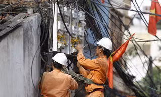Thủ tướng Nguyễn Xuân Phúc yêu cầu Bộ Công Thương, Tập đoàn Điện lực Việt Nam, chính quyền cơ sở kiểm tra, xử lý ngay bức xúc của người dân về các trường hợp tiền điện tăng đột biến. Ảnh: Như Ý 