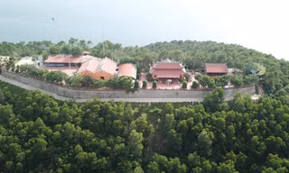 Công trình tâm linh được xây trên ngọn đồi cao nhất đảo nhiều lần bị chính quyền đình chỉ
