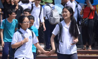 Thí sinh dự thi vào lớp 10 hội đồng thi trường THPT chuyên Khoa học tự nhiên ngày 27- 28/5. Ảnh: Hùng Lê 