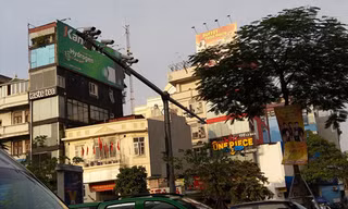 Sáu trong hơn 20 camera tại nút giao Xã Đàn – Phạm Ngọc Thạch cùng chĩa về một hướng. Ảnh: Sỹ Lực 