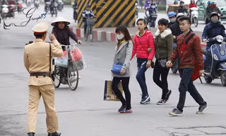 Vật thể 'lạ' bay trên đầu người đi đường ở Long An