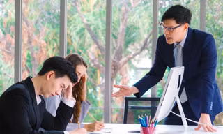 Nhân sự trẻ bị sếp sai mua cà phê, sửa hồ cá